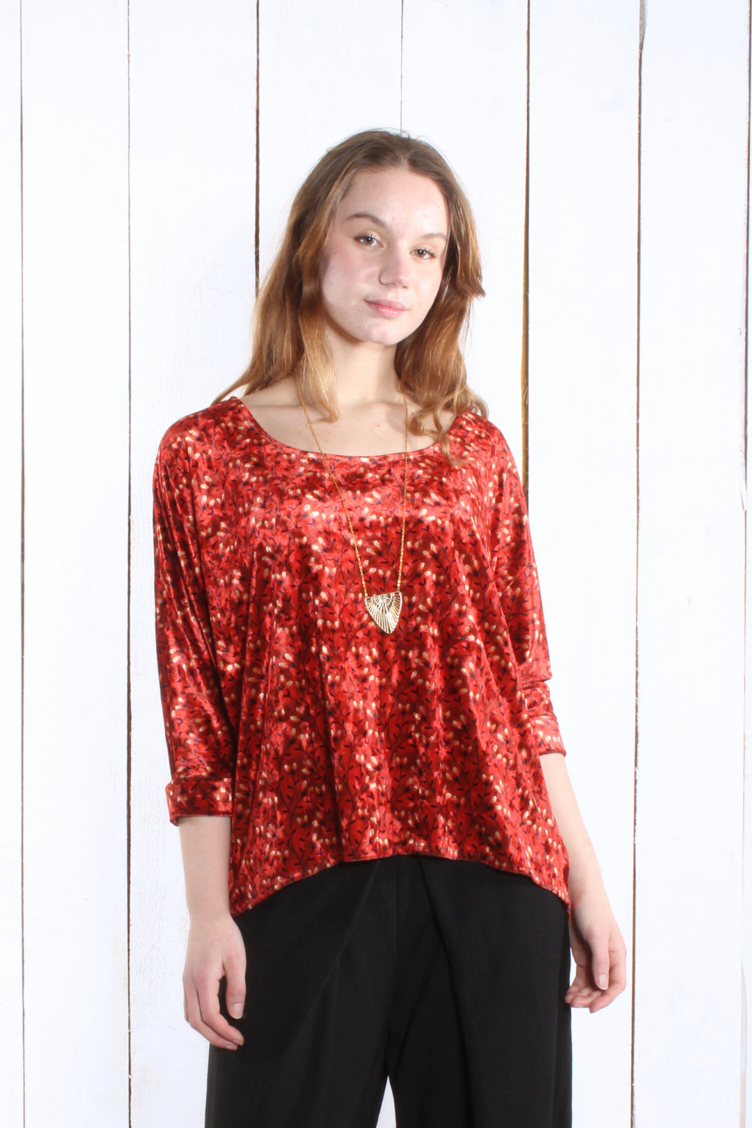 Chandail Maggy - Velours Fleurs rouge Chandail by Riches | Roxy Lama