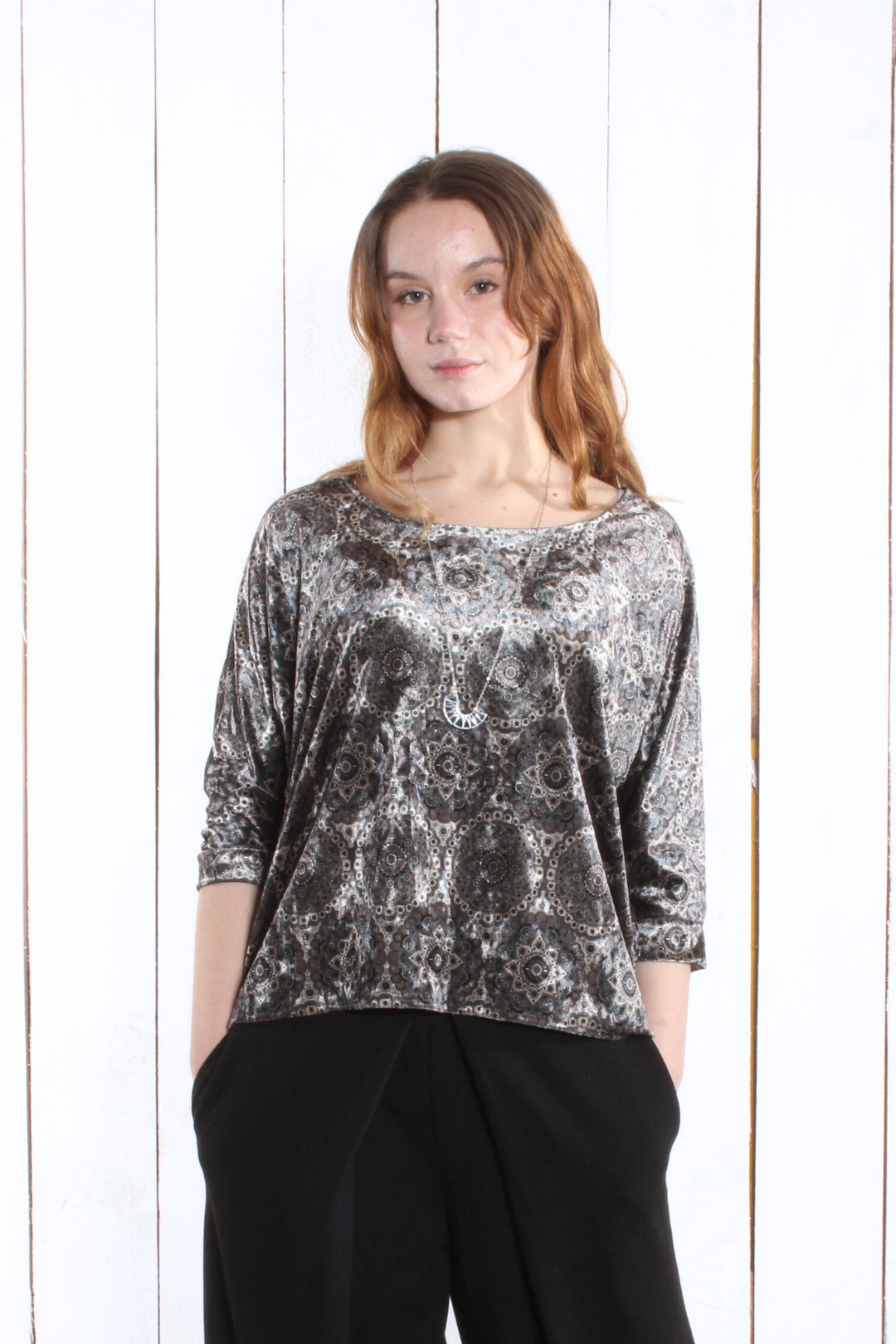 Chandail Maggy - Velours Mandala gris Chandail by Riches | Roxy Lama