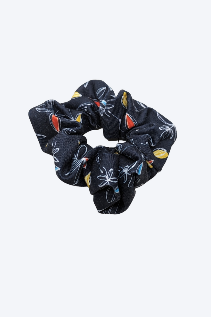 Chouchou pour cheveux Fleur noire Accessoire cheveux by Riches | Roxy Lama