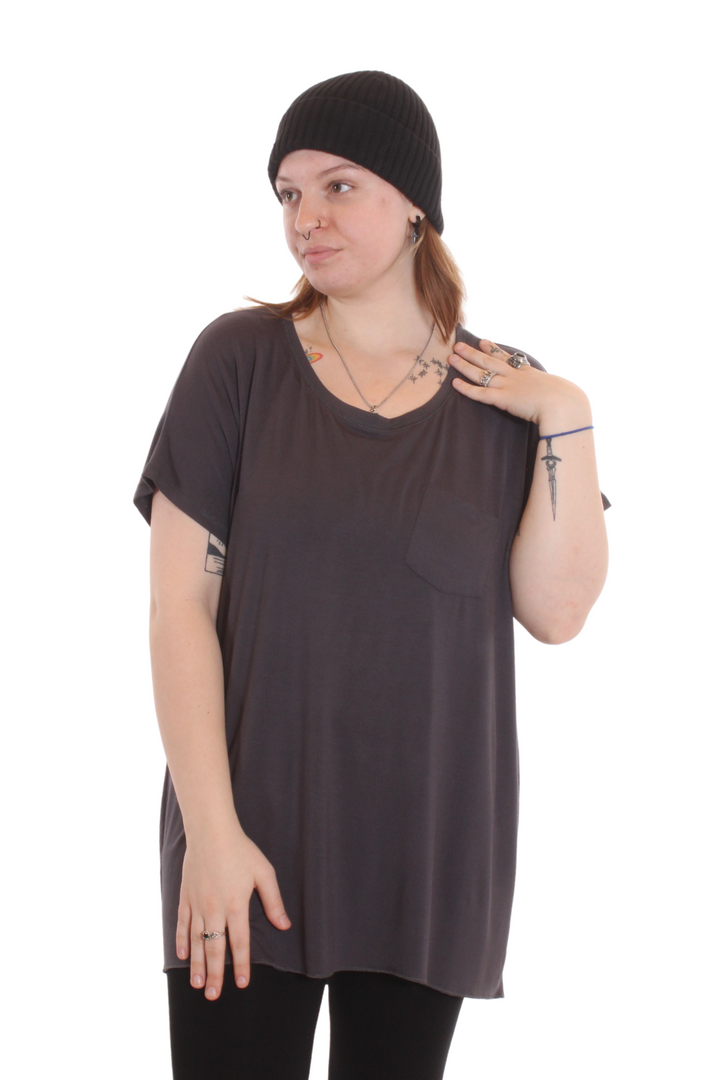 T-shirt ample petite poche Charcoal by Roxy Lama | Roxy Lama
